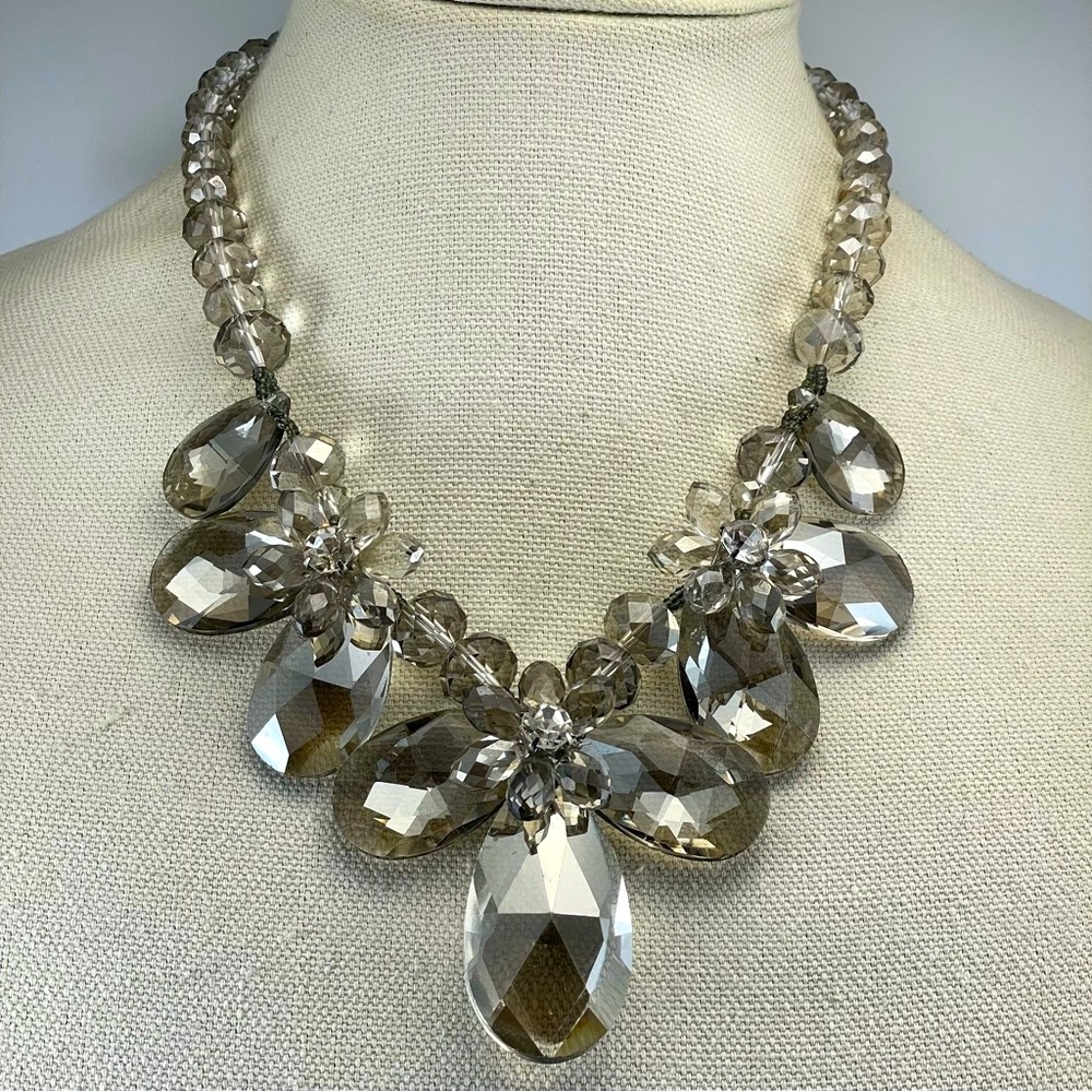 Stunning Unsigned Silver Tone White Gray Crystal Glass Beaded Flower Necklace
